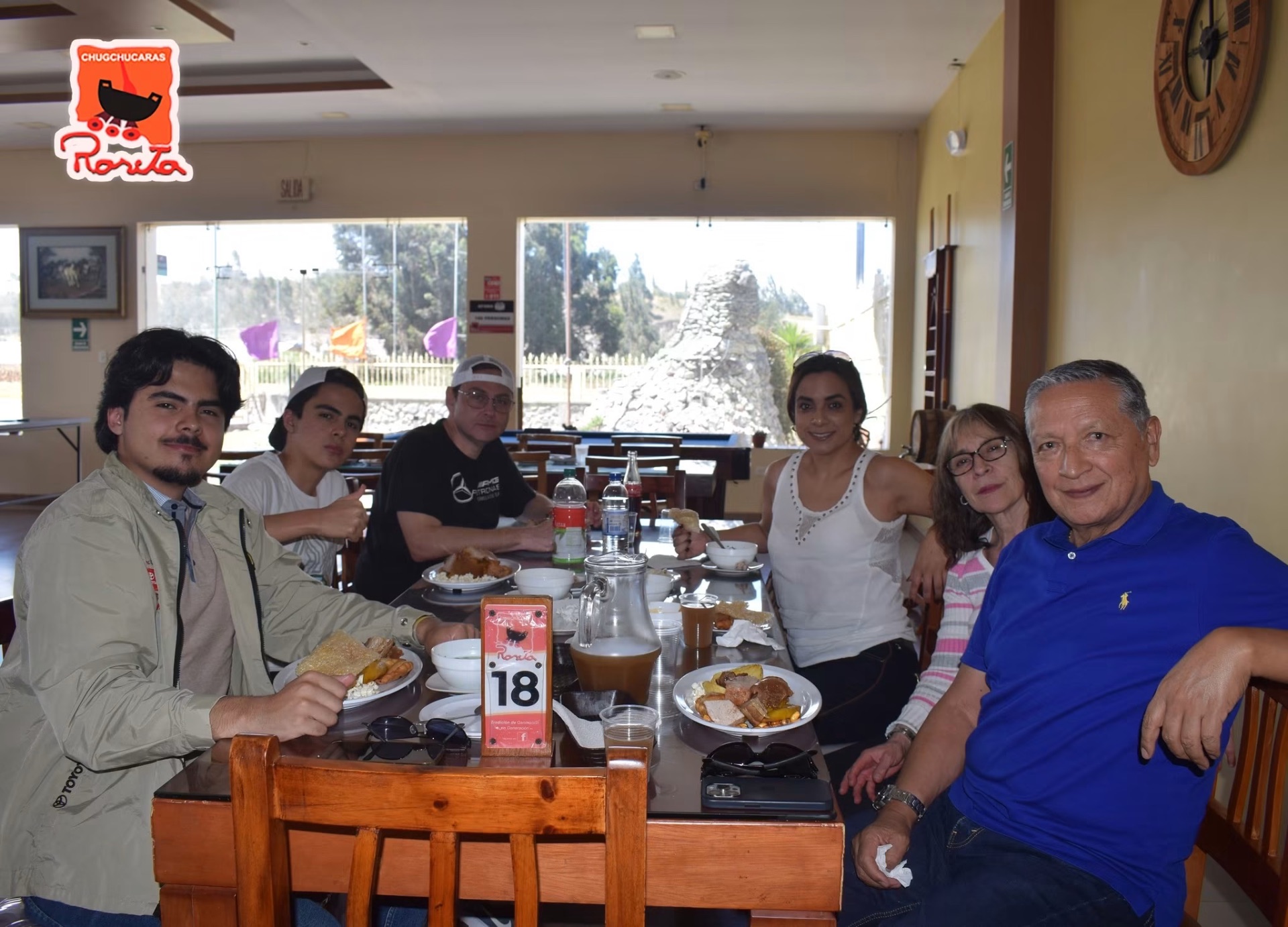 Familia disfrutando en Chugchucaras Rosita