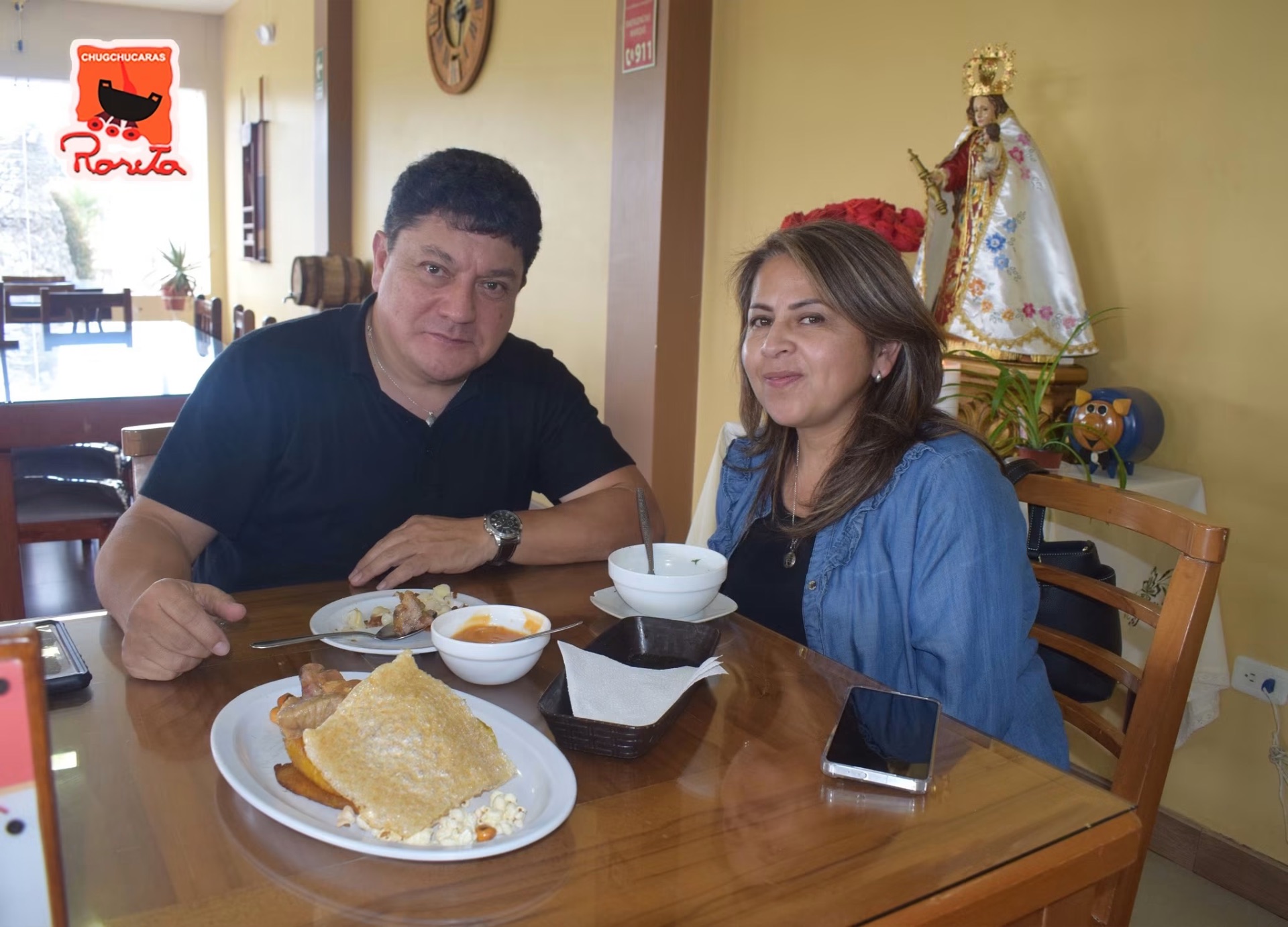 Pareja disfrutando del plato tradicional