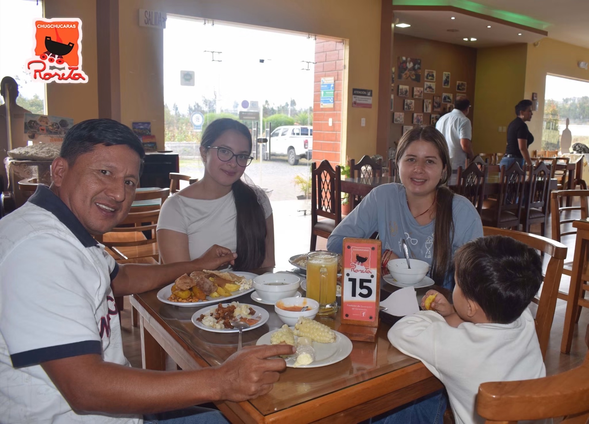 Familia con mesa 15 en el restaurante