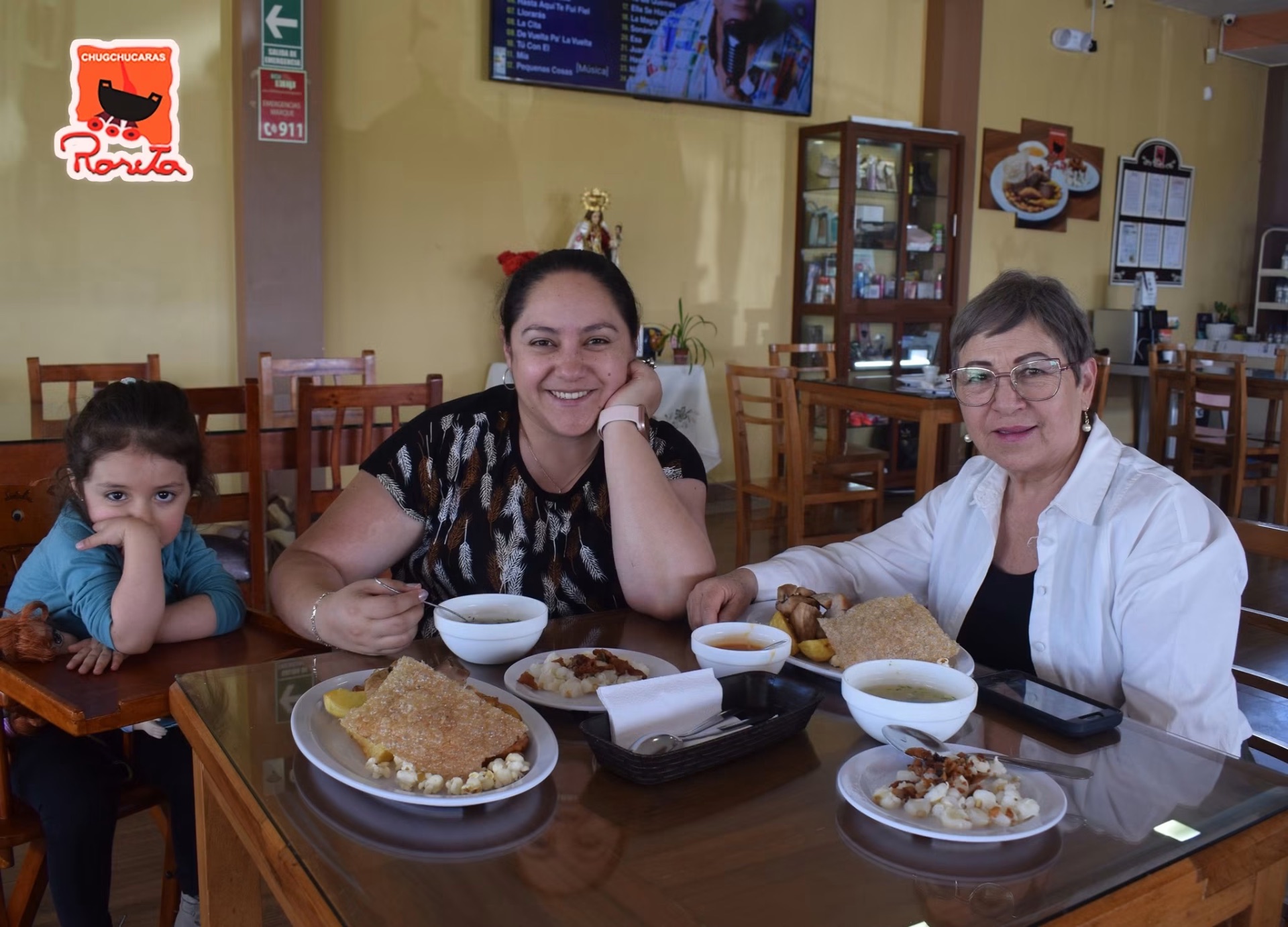 Familia con tres generaciones en el restaurante