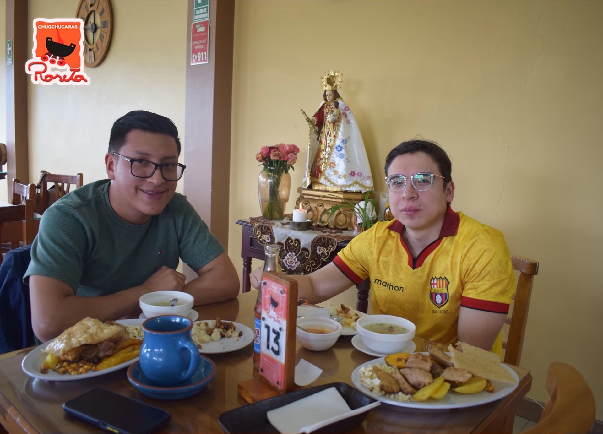 Amigos compartiendo chugchucaras