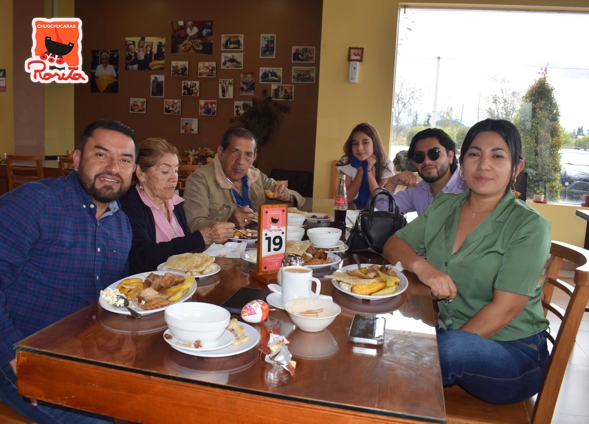 Familia numerosa en mesa 19