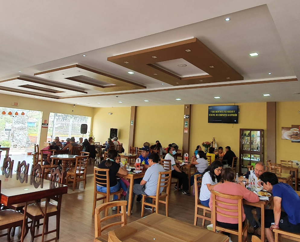 Salón del restaurante Chugchucaras Rosita Sucursal 2