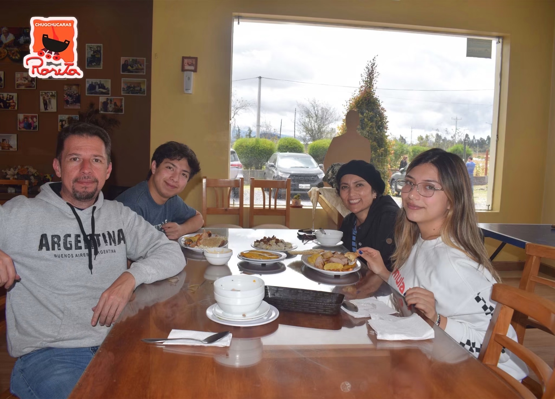 Familia compartiendo chugchucaras